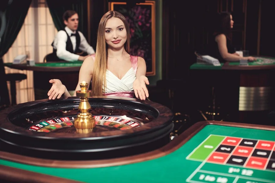 Antarmuka meja roulette dan panel informasi permainan kasino live